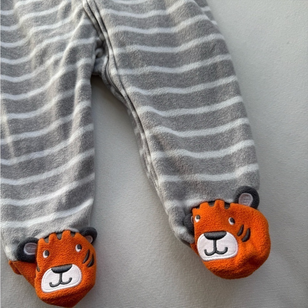 🛑 FINAL SALE Little Me Footed Fleece Pajamas GRAY & White Stripes Tiger Size 9M - Picture 7 of 7